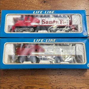 2 Santa Fe Vintage HO Locomotive Train Cars in original boxes EUC Life-Like
